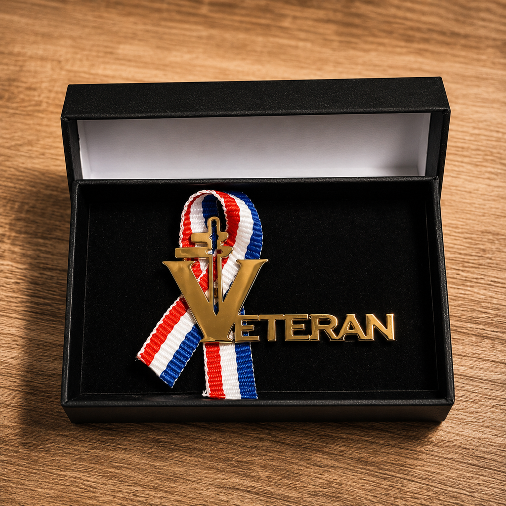 BROCHE « LE VÉTÉRAN » – FINITION OR