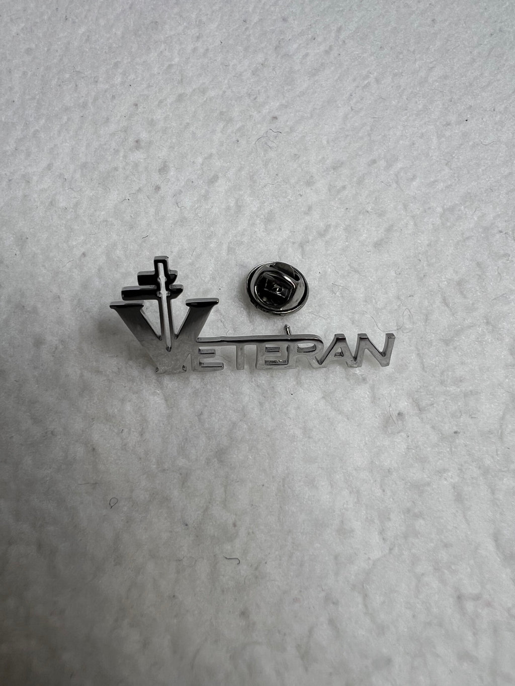 BROCHE VÉTÉRAN – ACIER INOXYDABLE ARGENTÉ