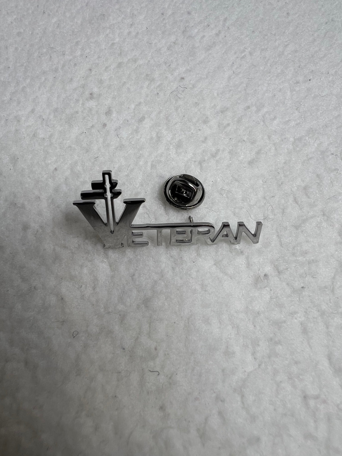 BROCHE VÉTÉRAN – ACIER INOXYDABLE ARGENTÉ