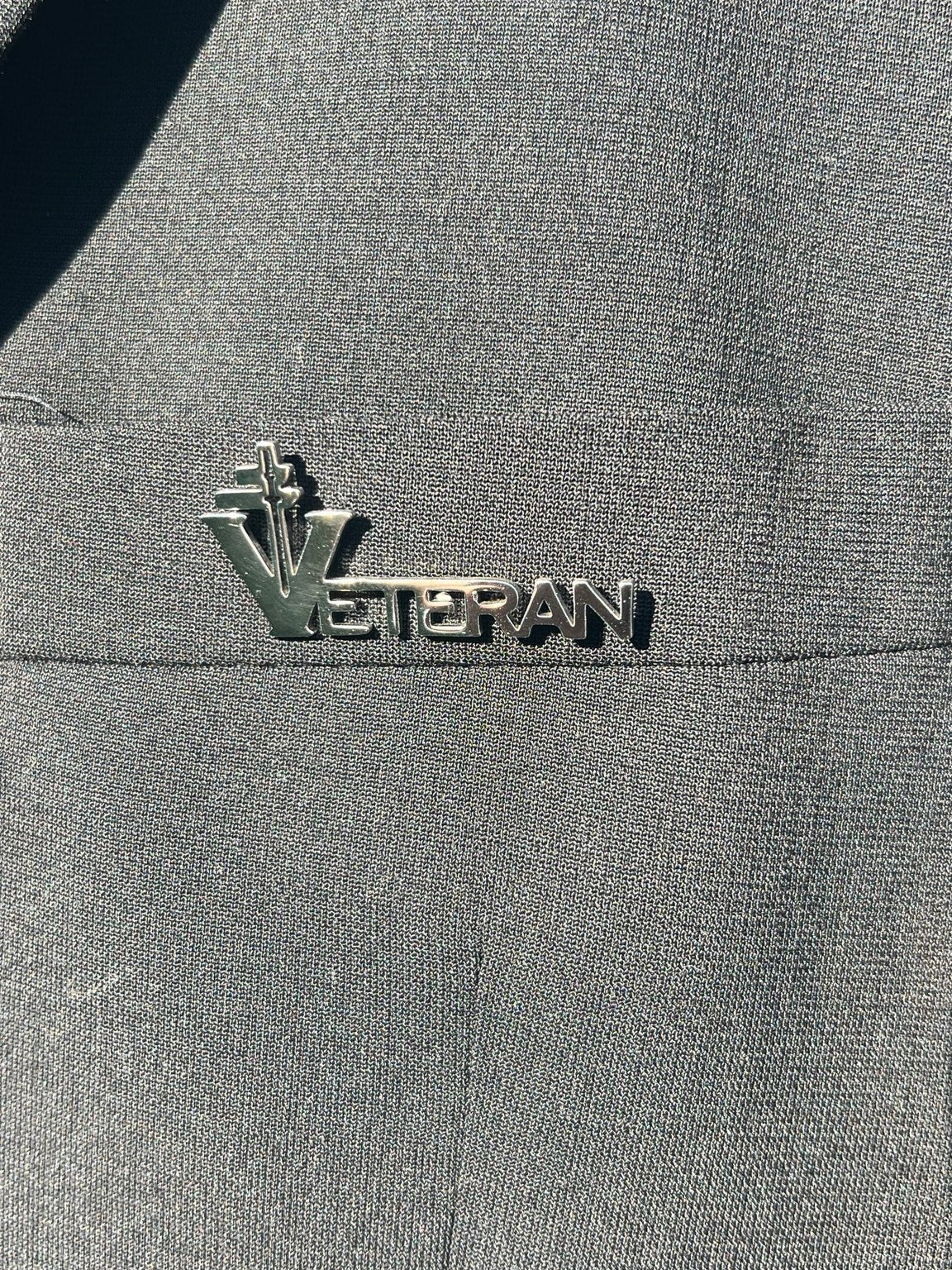 BROCHE VÉTÉRAN – ACIER INOXYDABLE ARGENTÉ
