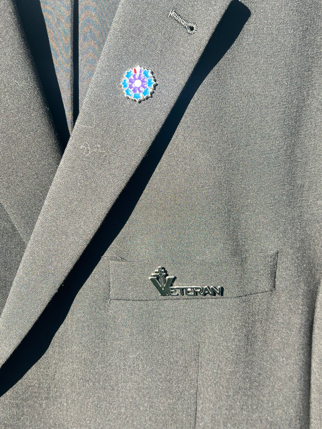 BROCHE VÉTÉRAN – ACIER INOXYDABLE ARGENTÉ