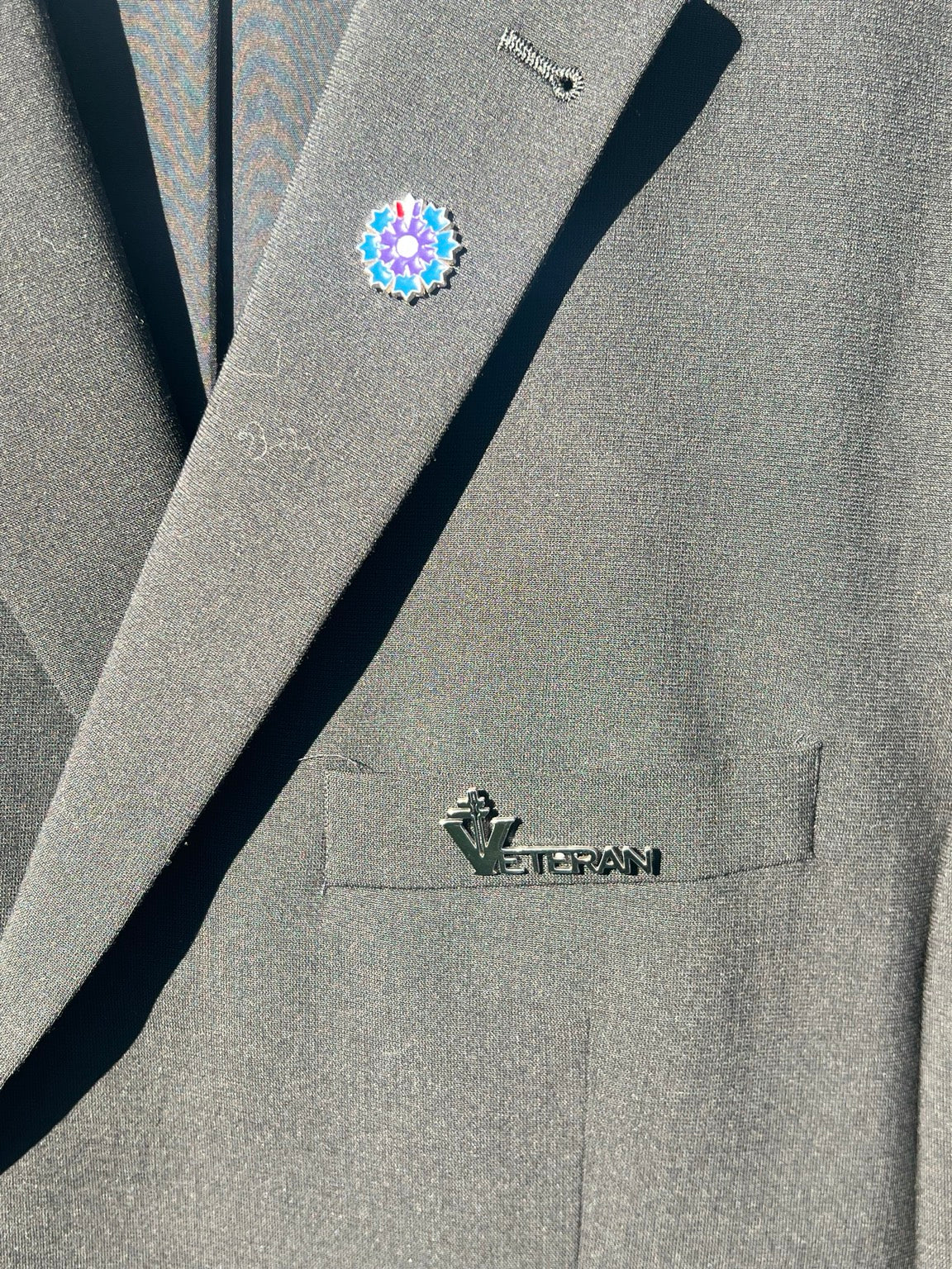 BROCHE VÉTÉRAN – ACIER INOXYDABLE ARGENTÉ